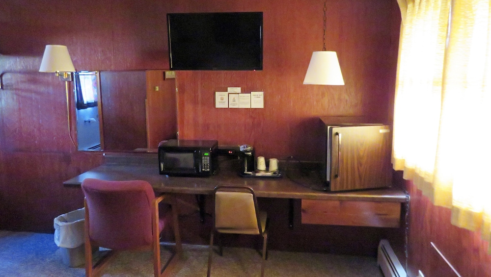 Standard Room, 1 Double Bed, Non Smoking, Refrigerator & Microwave - Photo 3