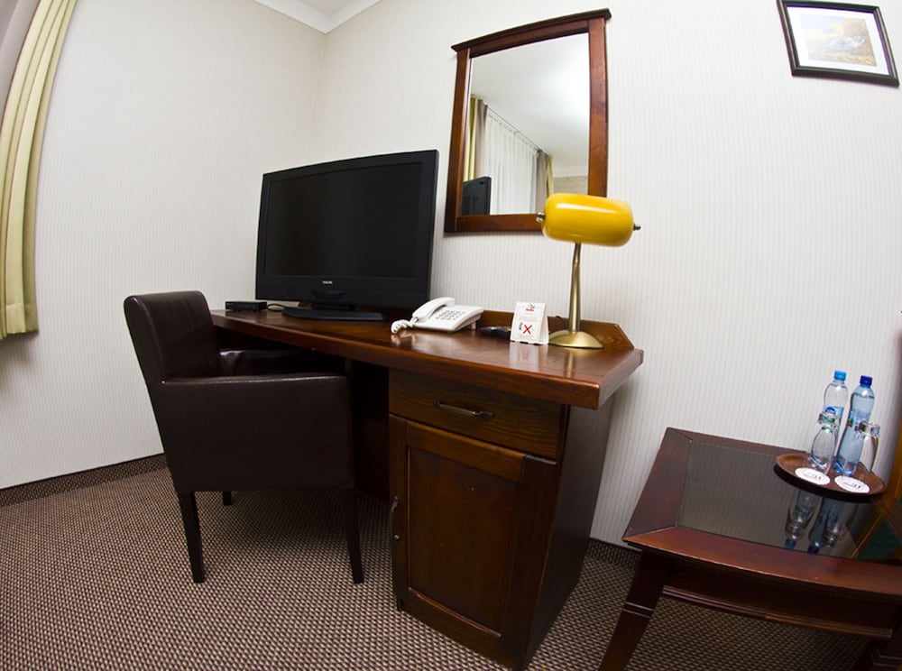 Economy Twin Room, 2 Twin Beds, Ensuite photo 2