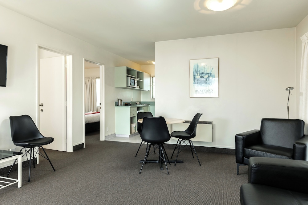 Luxury Apartment, 2 Queen Beds, Partial Ocean View photo 2