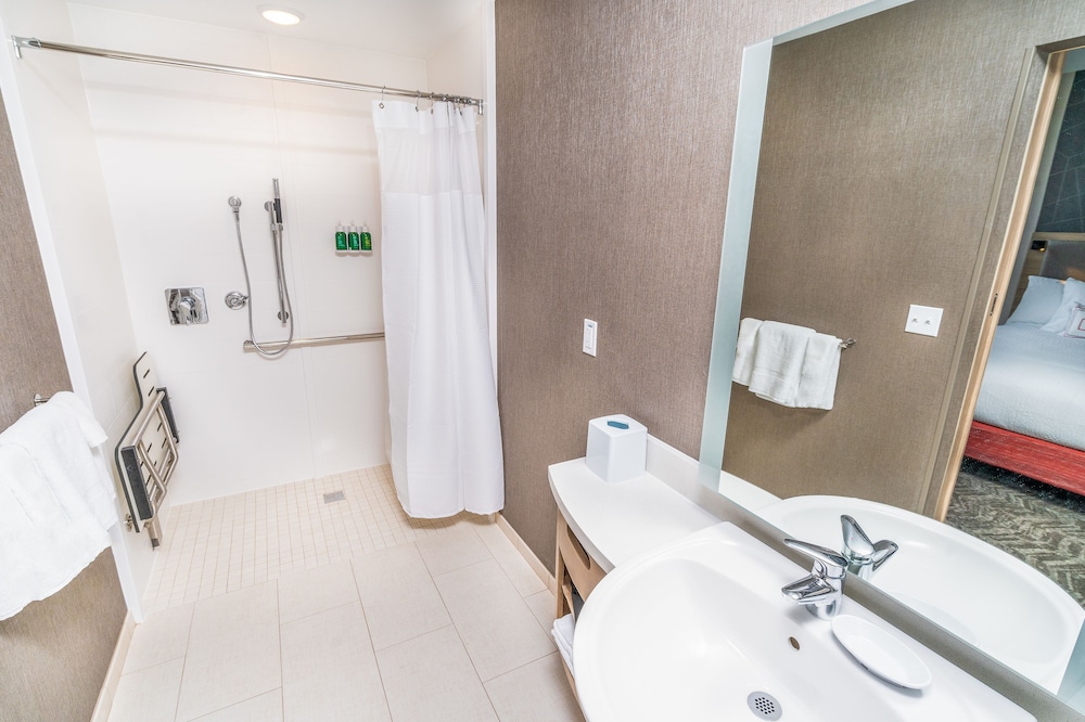 Suite, Multiple Beds (Mobility Accessible, Roll-in Shower)