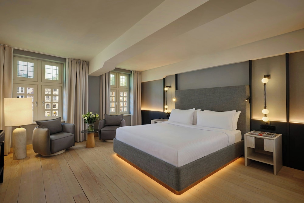 Room, 1 King Bed, Non Smoking, Canal View photo 2