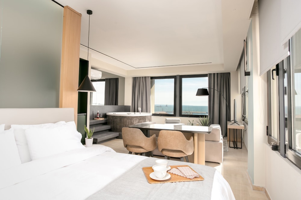 Superior Studio Suite, Jetted Tub, Sea View photo 3