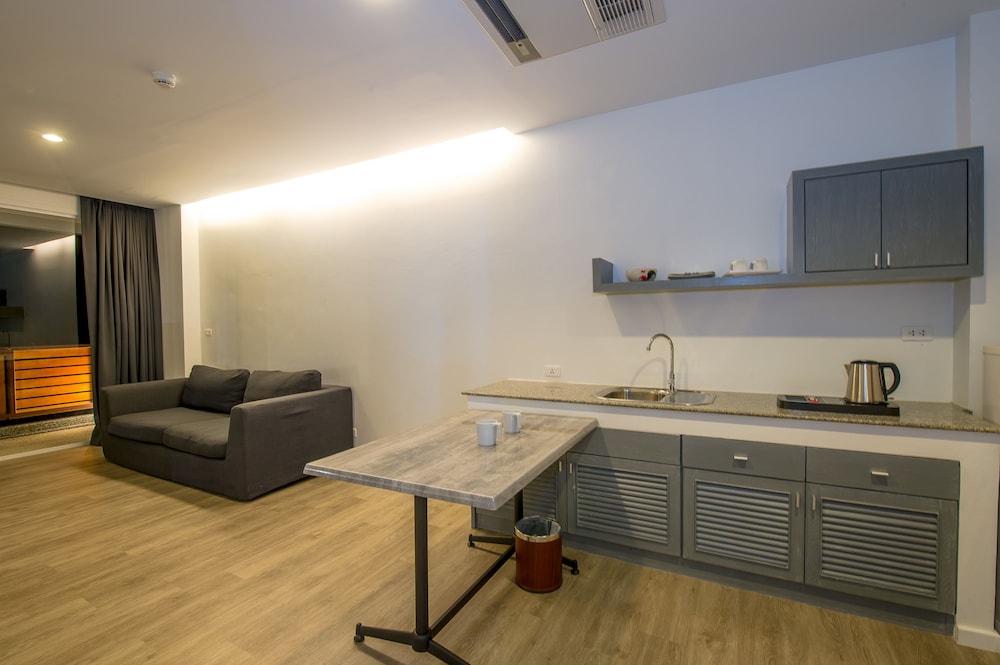 Junior Suite with Balcony - Photo 10