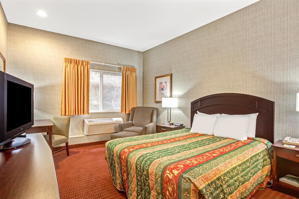 Suite, 1 King Bed, Non Smoking - Photo 2