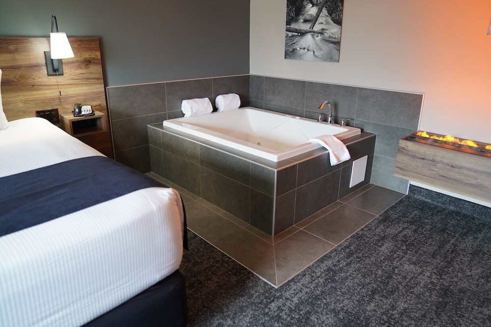 Junior Suite, 1 King Bed w/ Hot Tub