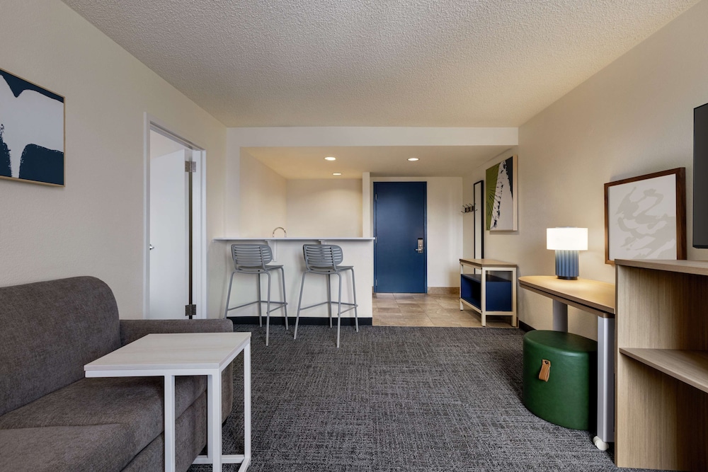 Suite, 1 Bedroom - Photo 4