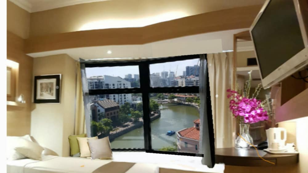 Deluxe Triple Room (1 Single Bed & 1 Queen Bed) photo 3
