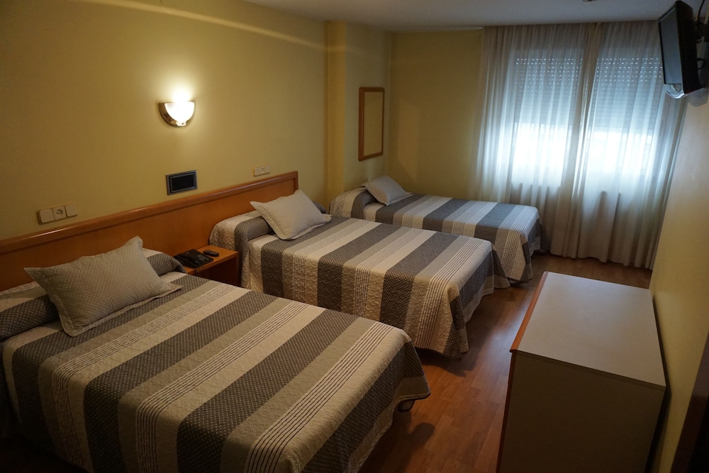 Basic Triple Room, 3 Twin Beds photo 3