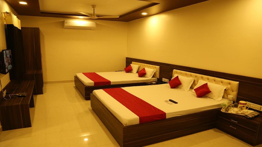 Deluxe Triple Room, Private Bathroom, City View photo 2