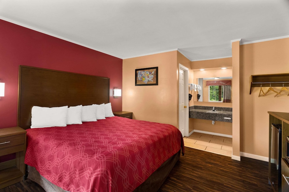 Standard Room, 1 King Bed, Non Smoking photo 1