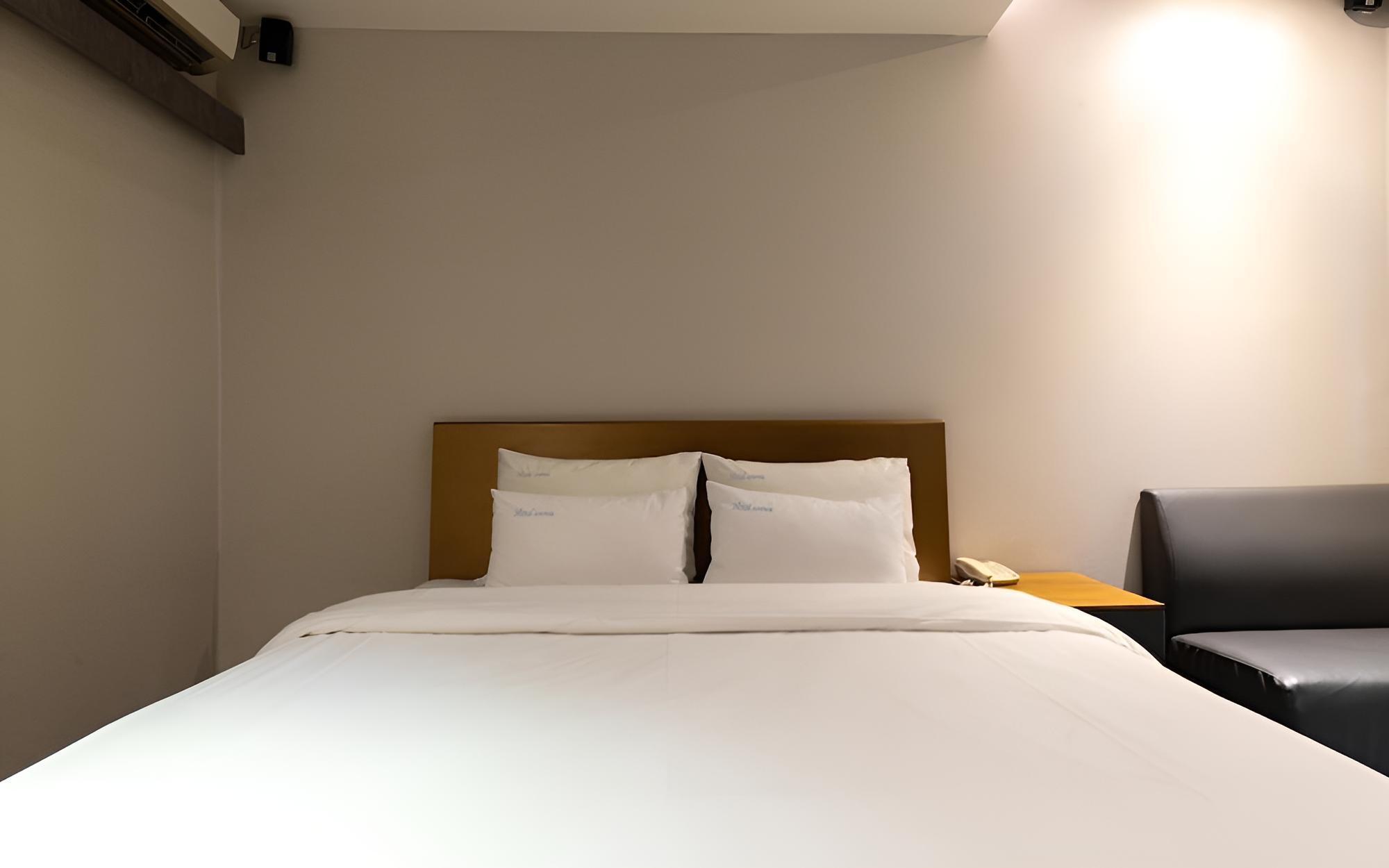 Room (Standard (Netflix and Apple TV King B) - Photo 5