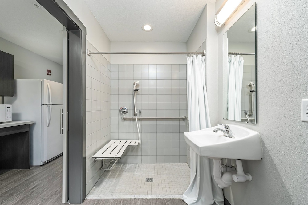 Deluxe Suite With Full Kitchen-Ada (Walk-In Shower) B