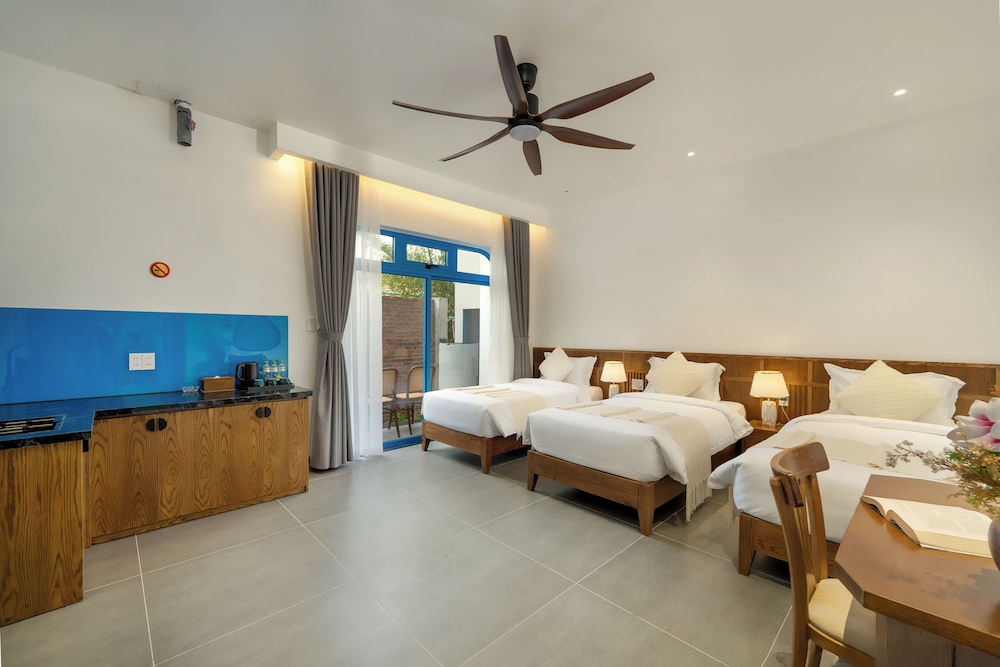 Grand Triple Room, Multiple Beds, Balcony, Pool View
