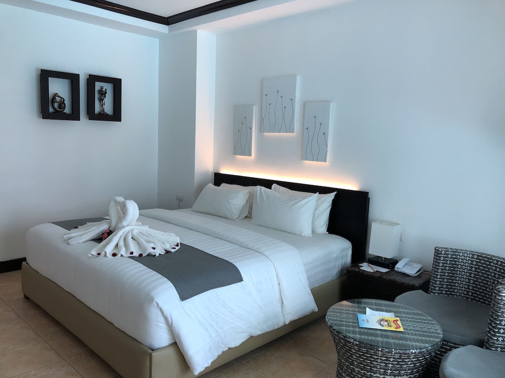 Deluxe Room - Photo 5
