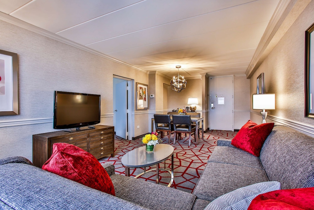 Suite, 1 King Bed, Non Smoking - Photo 3