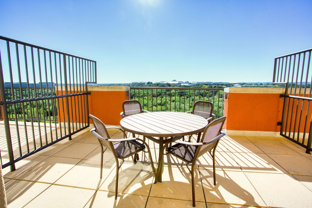 Deluxe Room, 1 King Bed, Accessible, Refrigerator & Microwave (Roll in Shower, Oversized Terrace) photo 3