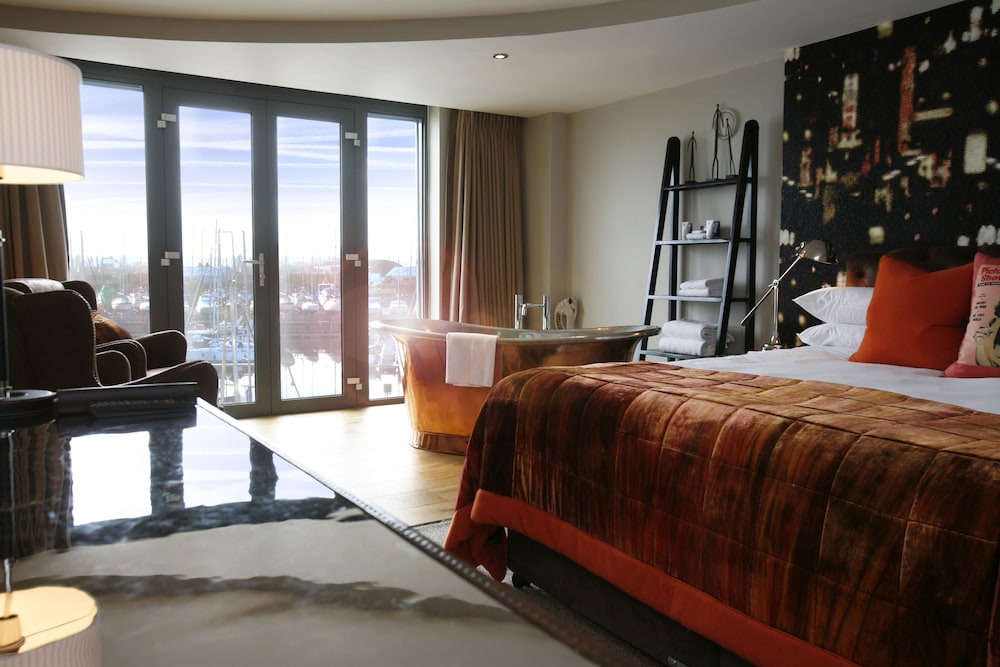 Luxury Double Room, Marina View (Copper Bath) photo 2