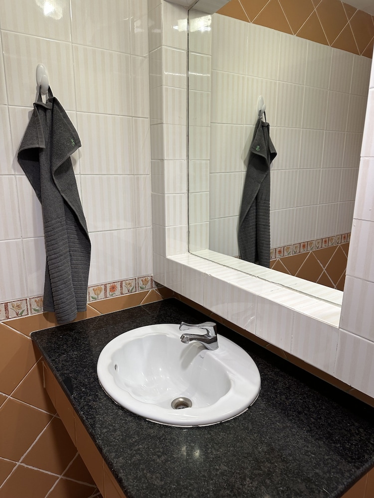 Twin Room - Photo 8