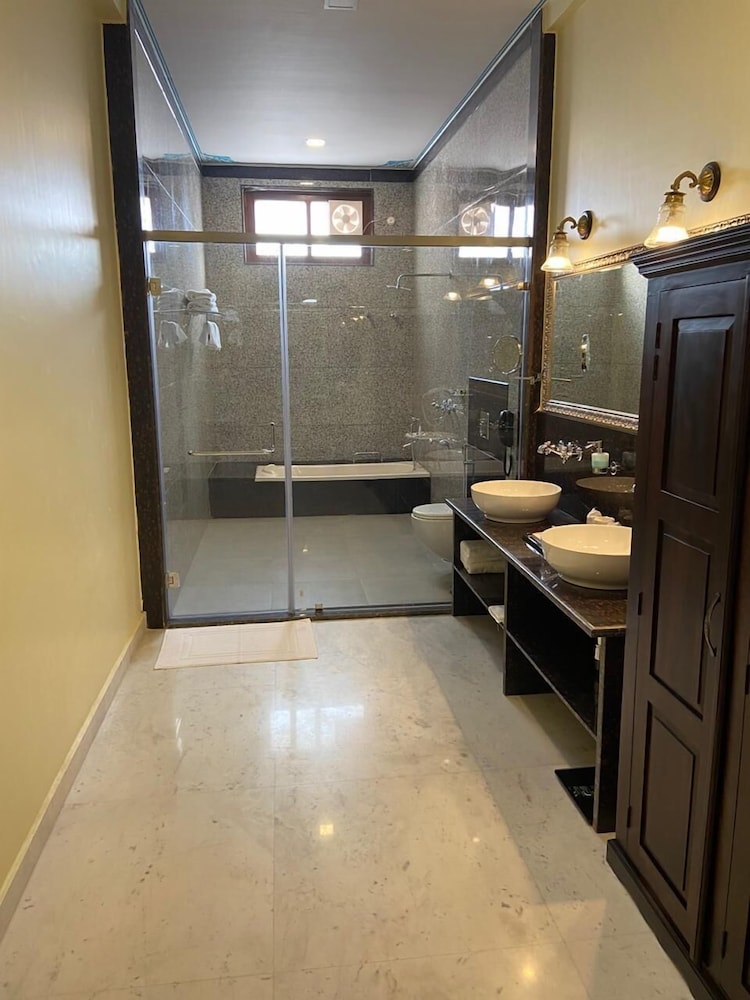 Royal Suite Room - Photo 17