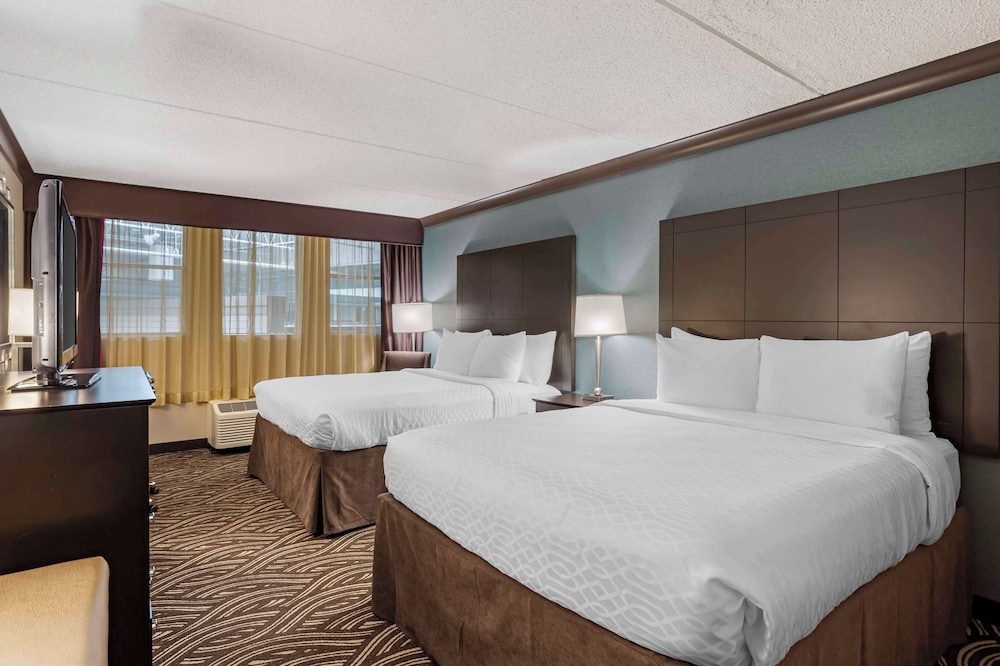 Standard Room, 2 Queen Beds, Refrigerator & Microwave, Courtyard Area photo 1