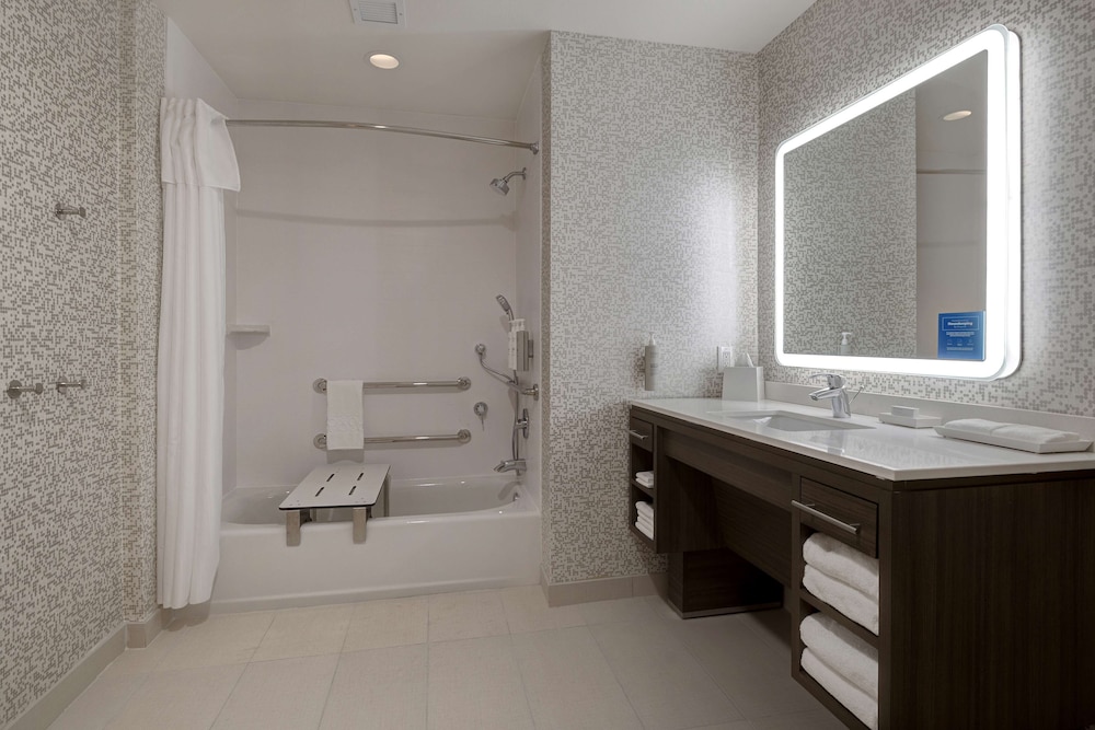 Suite, 1 Bedroom, Accessible, Bathtub (Mobility) - Photo 11