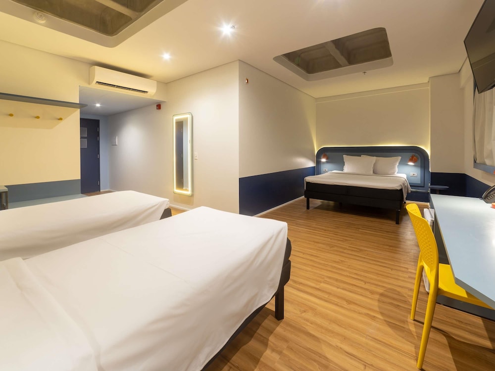 Standard Room, Multiple Beds thumbnail 6