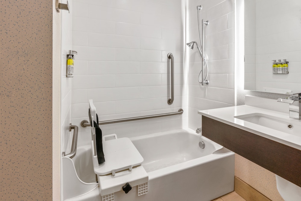 Standard Room, 2 Queen Beds, Accessible Bathtub (Mobility) - Photo 1