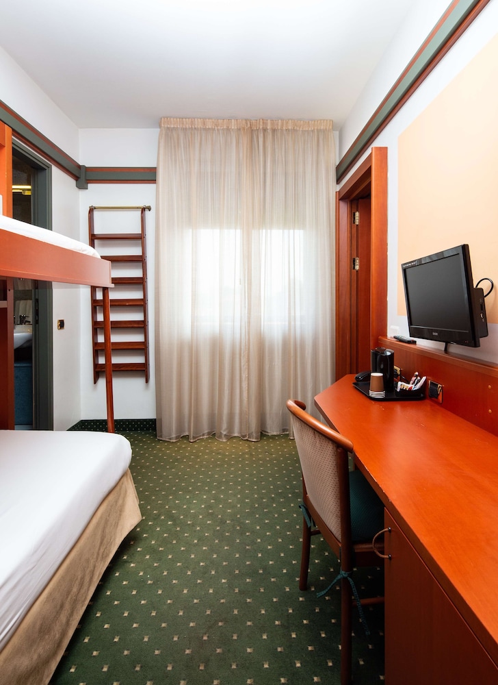 Superior Quadruple Room - Photo 5
