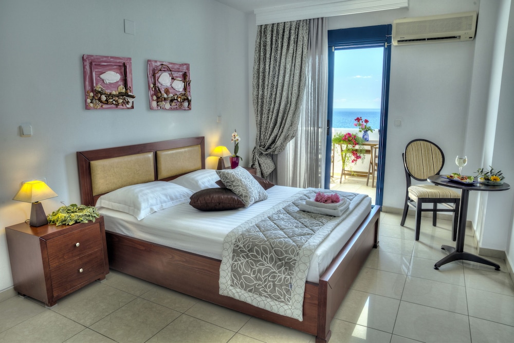 Double or Twin Room, Sea View, Beachfront photo 3