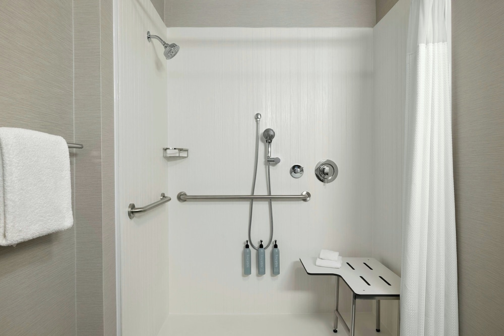 Room, 1 King Bed (Mobility Accessible, Tub) - Photo 7