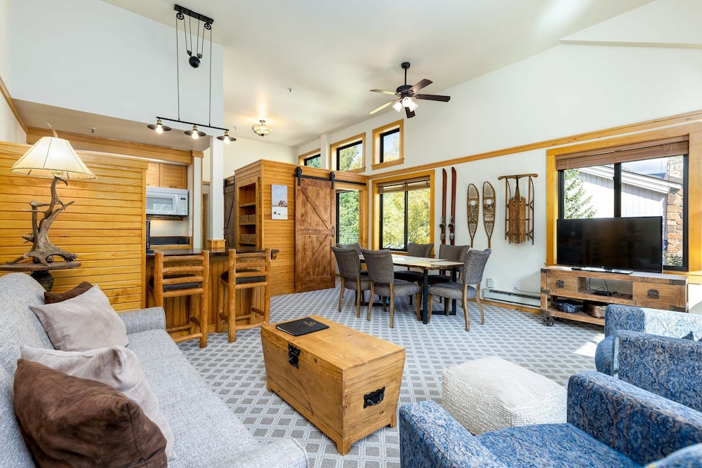 Condo, 2 Bedrooms