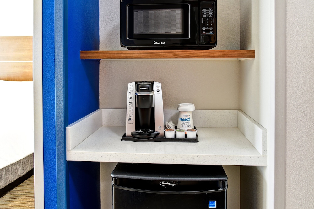 Suite, 1 King Bed, Accessible (Communications, Living Area) - Photo 6