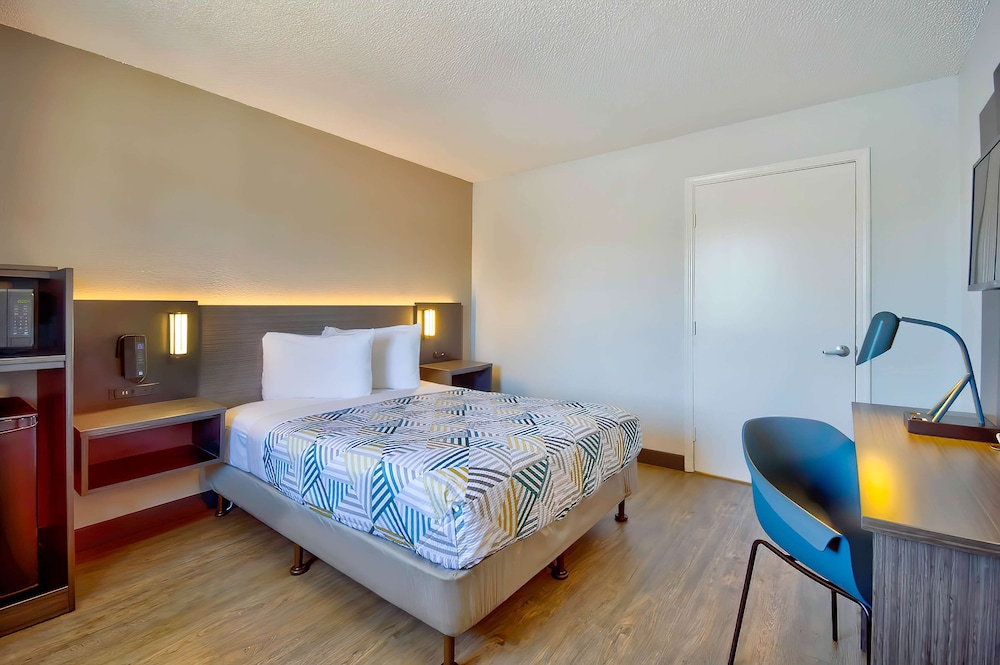 Standard Room, 1 Queen Bed, Non Smoking, Refrigerator & Microwave photo 3