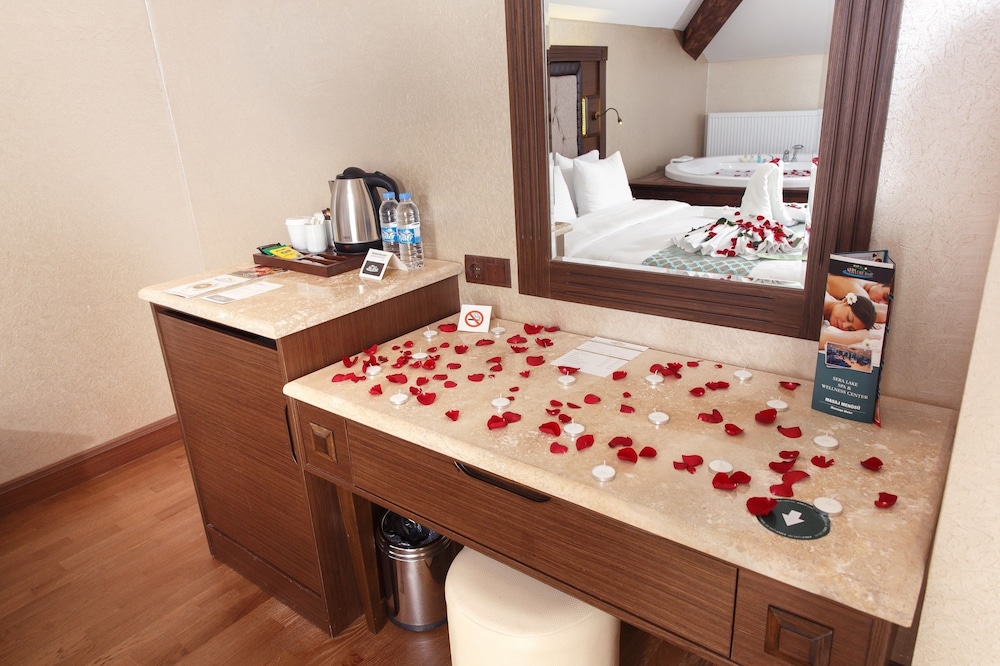 Deluxe Suite, Hot Tub, Lake View