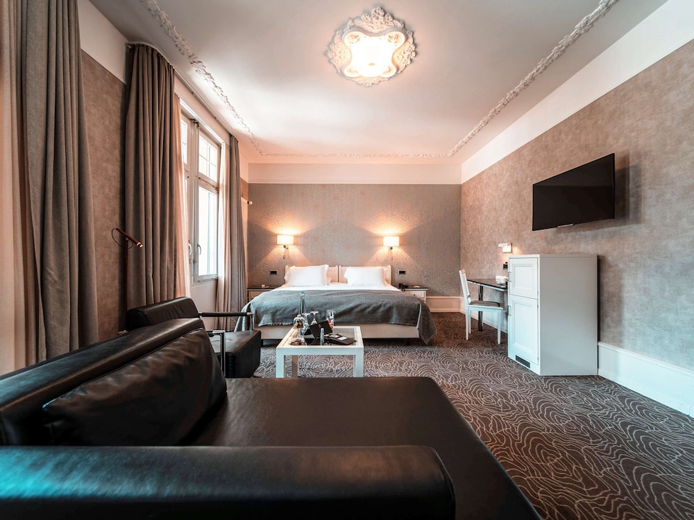 Historic, customized rooms in Baroque style with A/C and balcony thumbnail 5