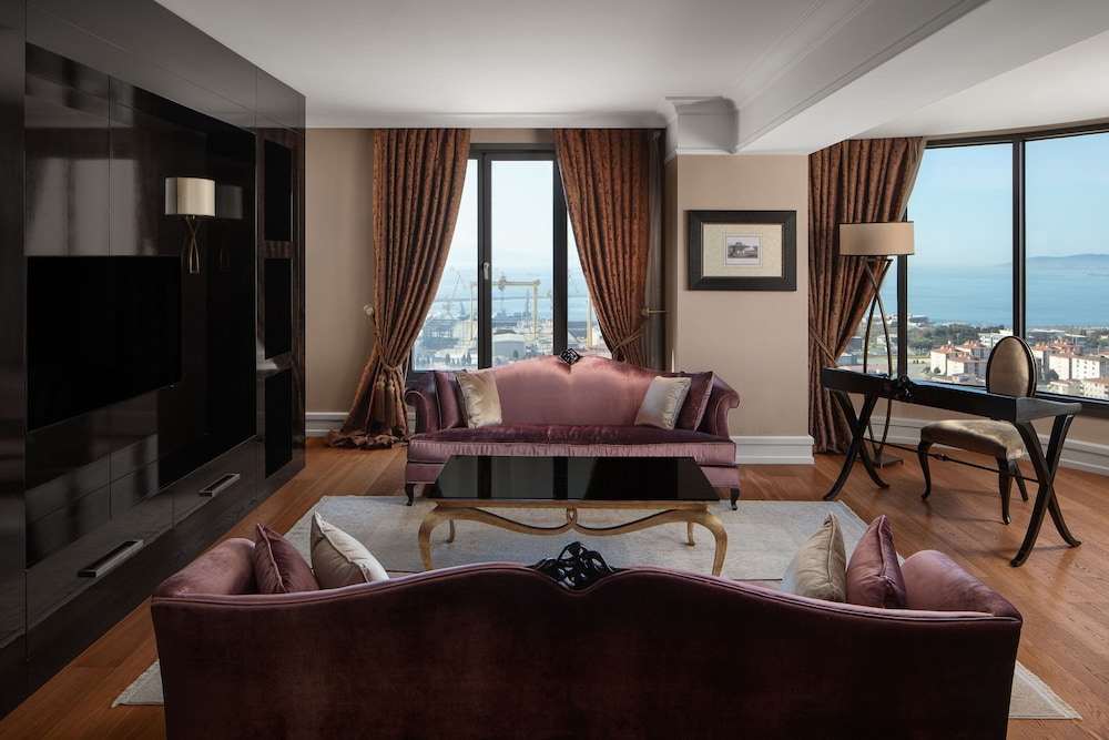 Room, 1 King Bed, Sea View thumbnail 6