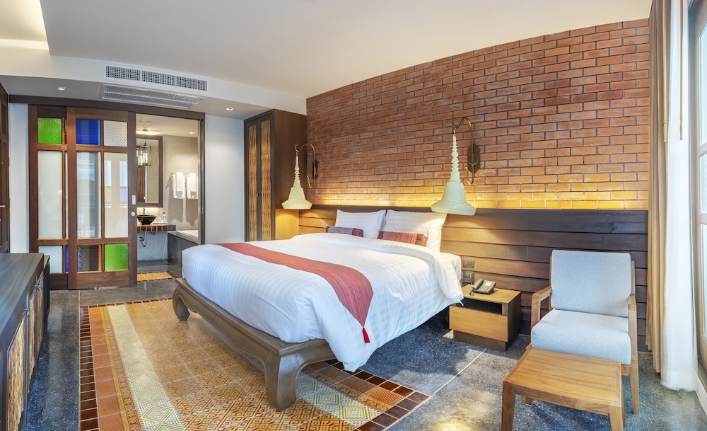 Superior Room, 1 King Bed, Pool View - Photo 5