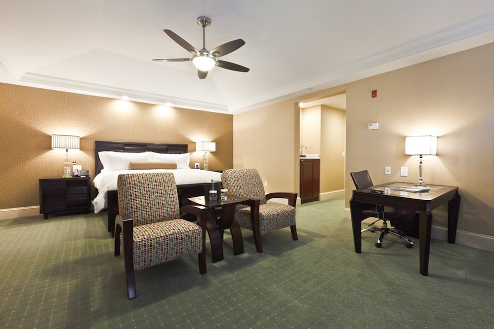 Suite (Charles Towne Boutique) photo 3