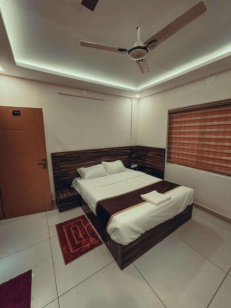 Luxury Apartment, 3 Bedrooms, Balcony, Mountain View