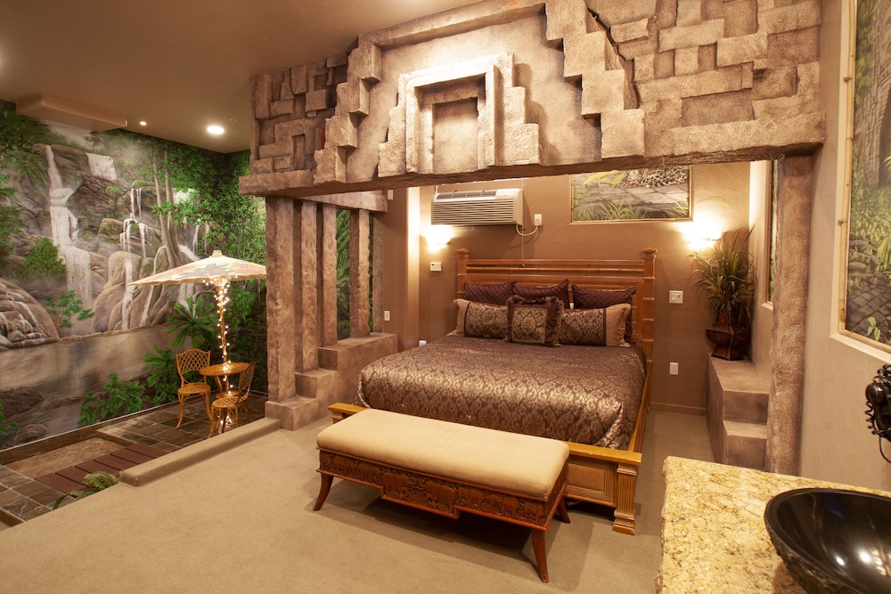 Suite, 1 King Bed (Thailand Theme)