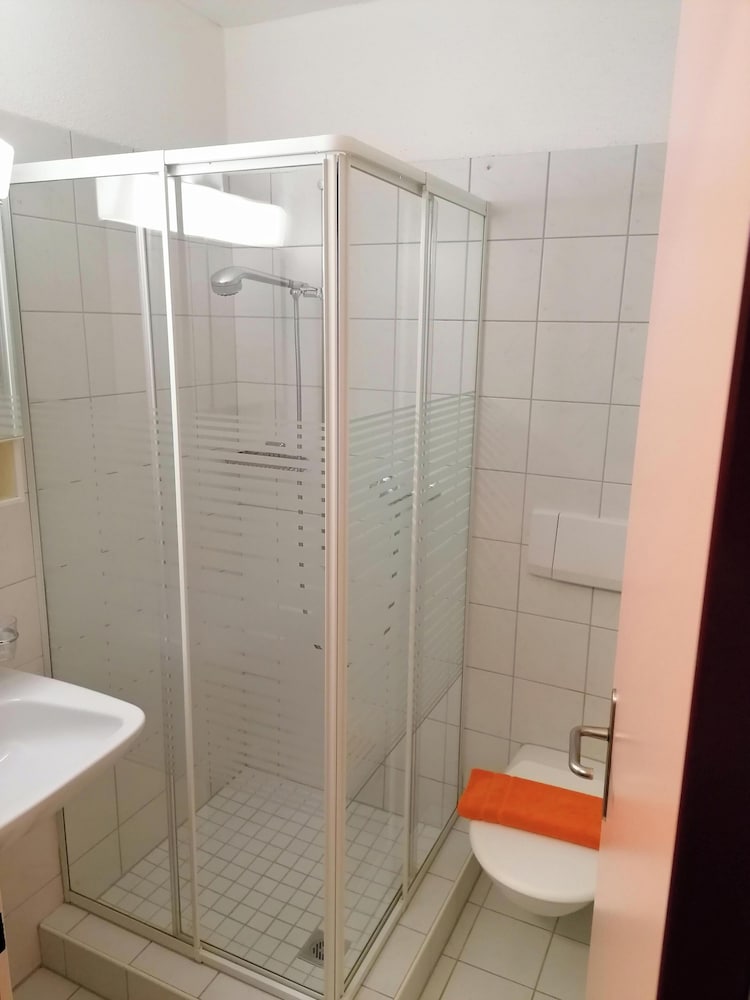Basic Double Room, Non Smoking, Ensuite photo 2