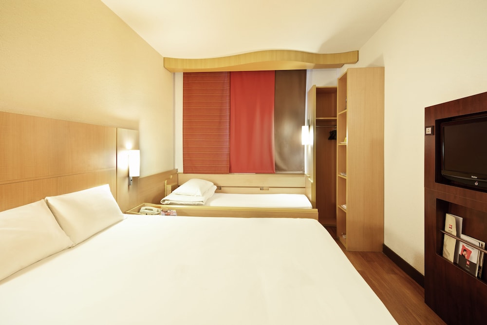 Standard Double Room, Multiple Beds - Photo 9