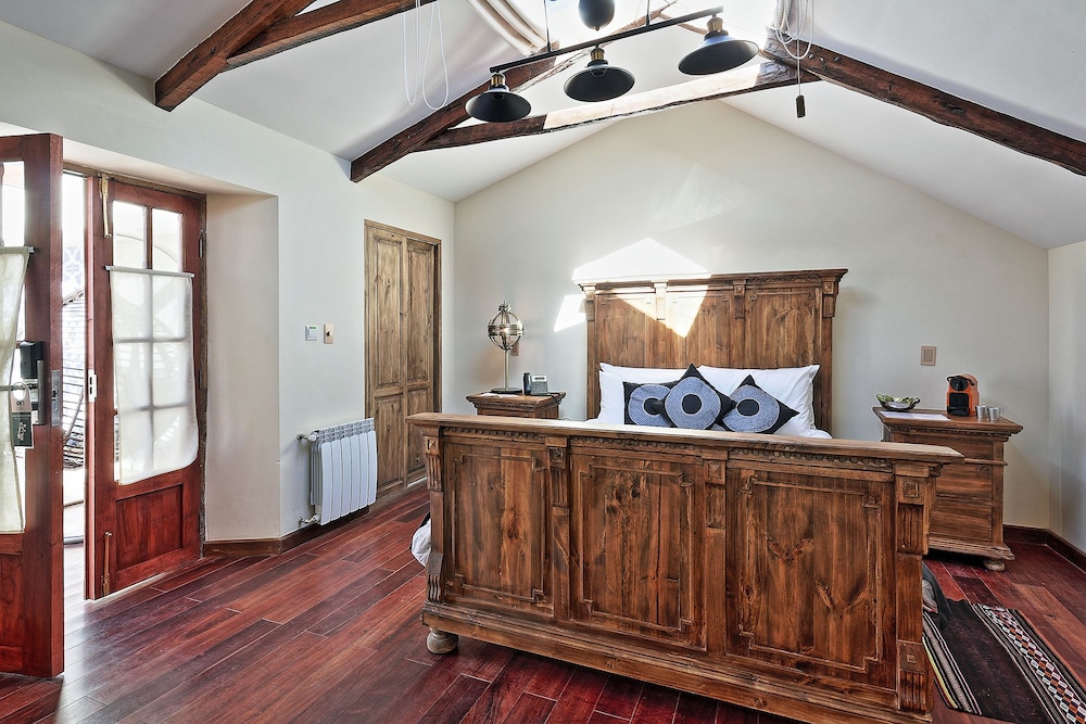 Superior Suite, 1 Queen Bed, Club Lounge Access, Courtyard Area photo 2