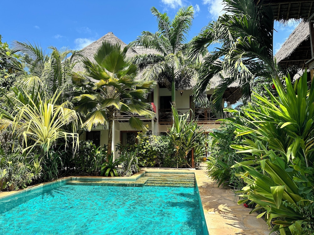 Comfort Suite, Jetted Tub, Pool View