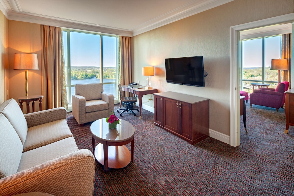 1 Bedroom Suite, 1 King Bed, Lake View - Photo 5