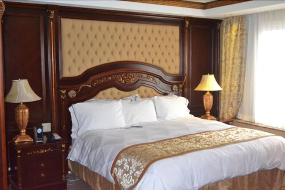 Suite, 1 King Bed, Non Smoking, Jetted Tub - Photo 5