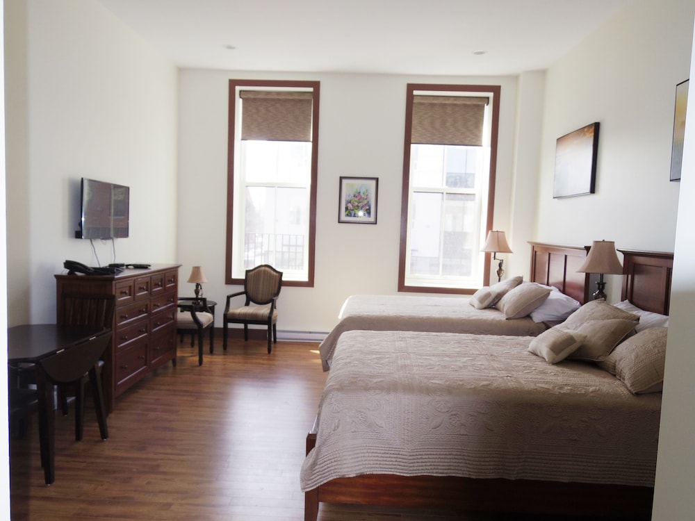 Deluxe Studio Suite, 1 King Bed photo 2