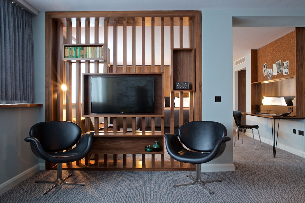Suite - Photo 5