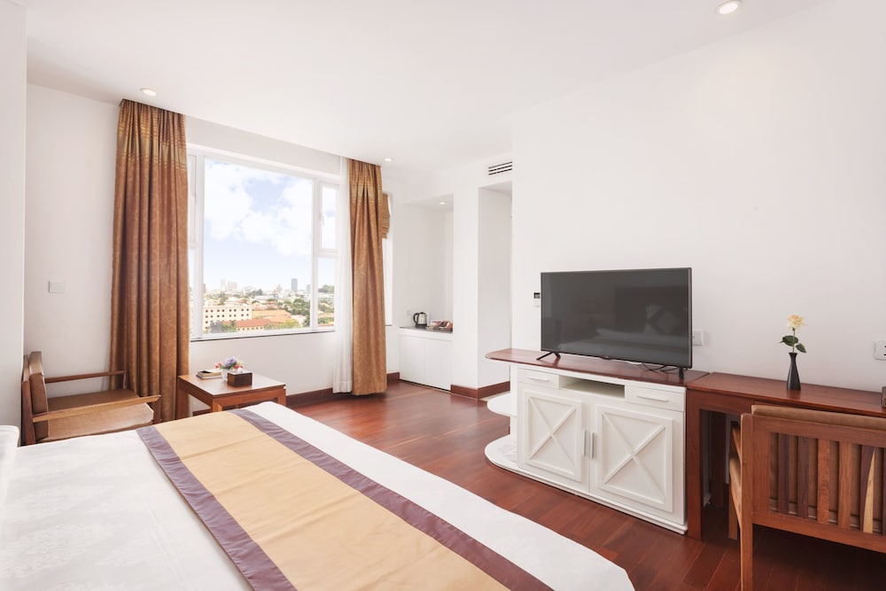 Deluxe Room, 1 King Bed, City View photo 1