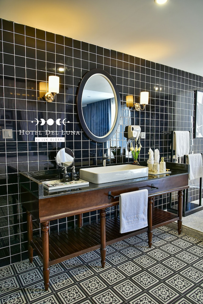 King Suite with Balcony - Photo 11